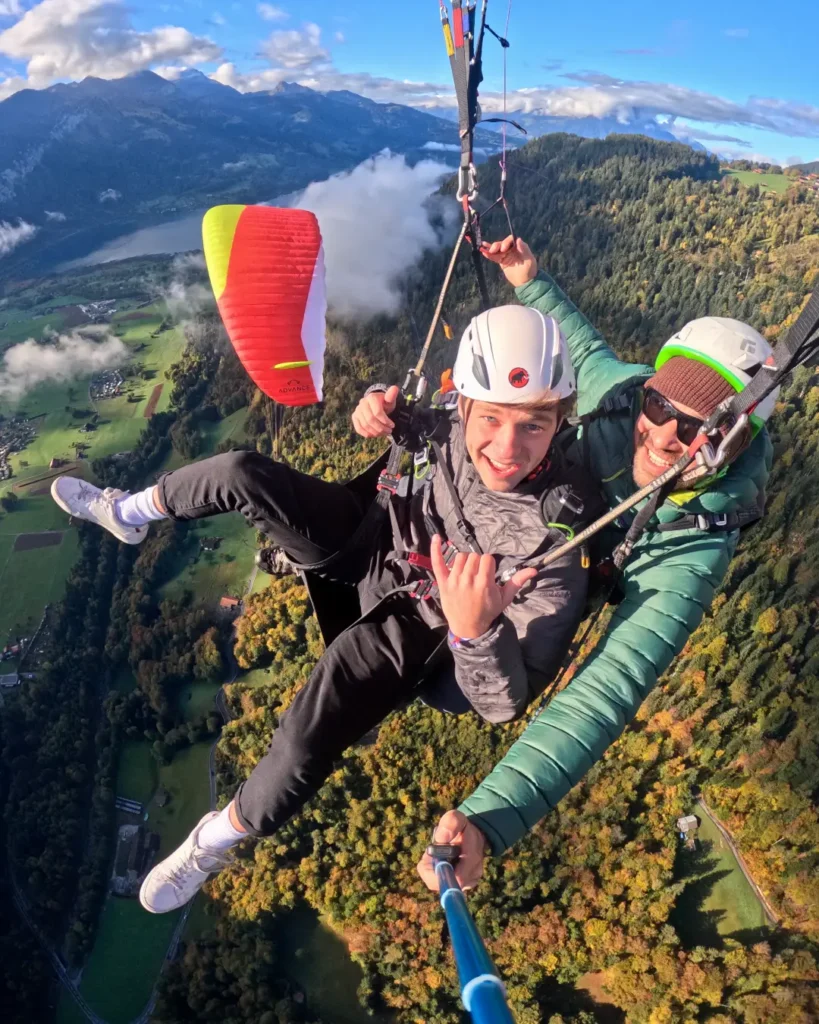 Beste Zeit Paragliding Interlaken. Jede Jahreszeit bietet seinen einzigartigen Zauber.