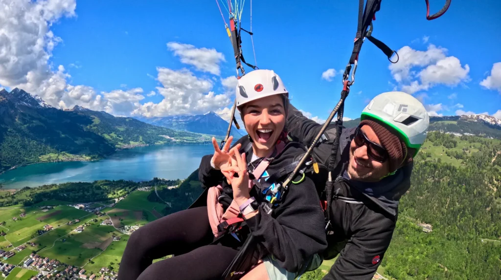 Beste Tageszeit Paragliding am Morgen über Interlaken mit Blick auf Berge und Seen bei ruhigen Bedingungen