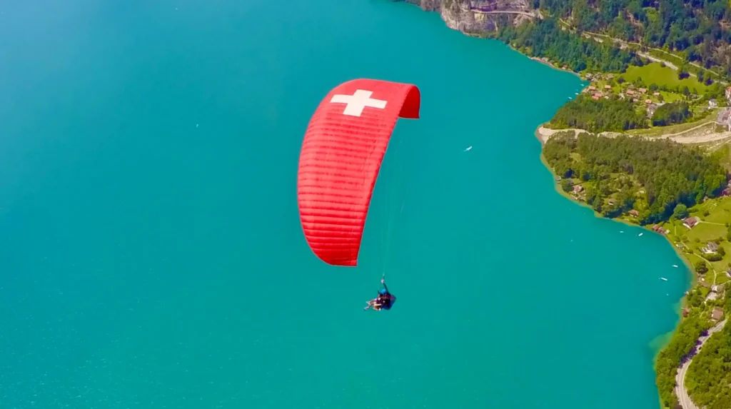 Paragliding Vergleich Interlaken Grindelwald Lauterbrunnen mit Blick auf Berge Täler und Seen
