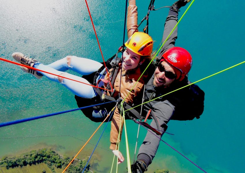 Paragliding_Interlaken_Tours_ladyandlake.jpg