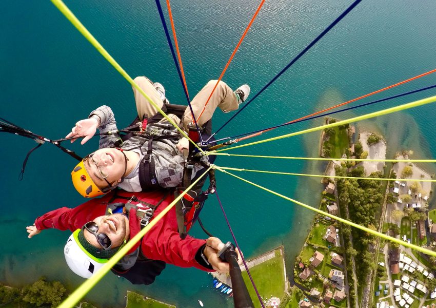 Paragliding_Interlaken_Tours_lake_sunset.jpg